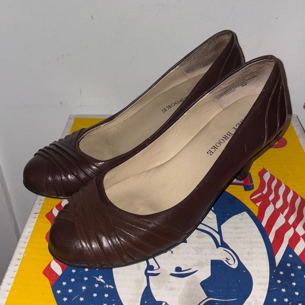 Audrey Brooke Brown Leather Women's Pumps size 7.5M - Picture 3 of 5